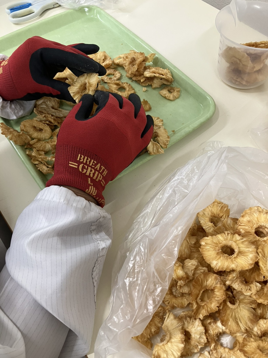 ③ドライフルーツの原料仕分け